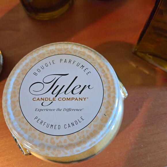 Tyler Candle Company A family Tradition 11oz - Picture 2 of 2